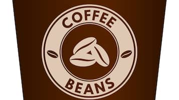 Una taza de café marrón con tapa blanca y una pajita, que muestra un logo con la inscripción 'Coffee Beans'.