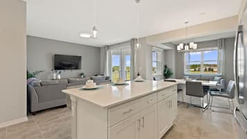 Condo, 2 Bedrooms | Private kitchen | Fridge, oven, coffee/tea maker, toaster