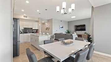 Condo, 2 Bedrooms | Dining