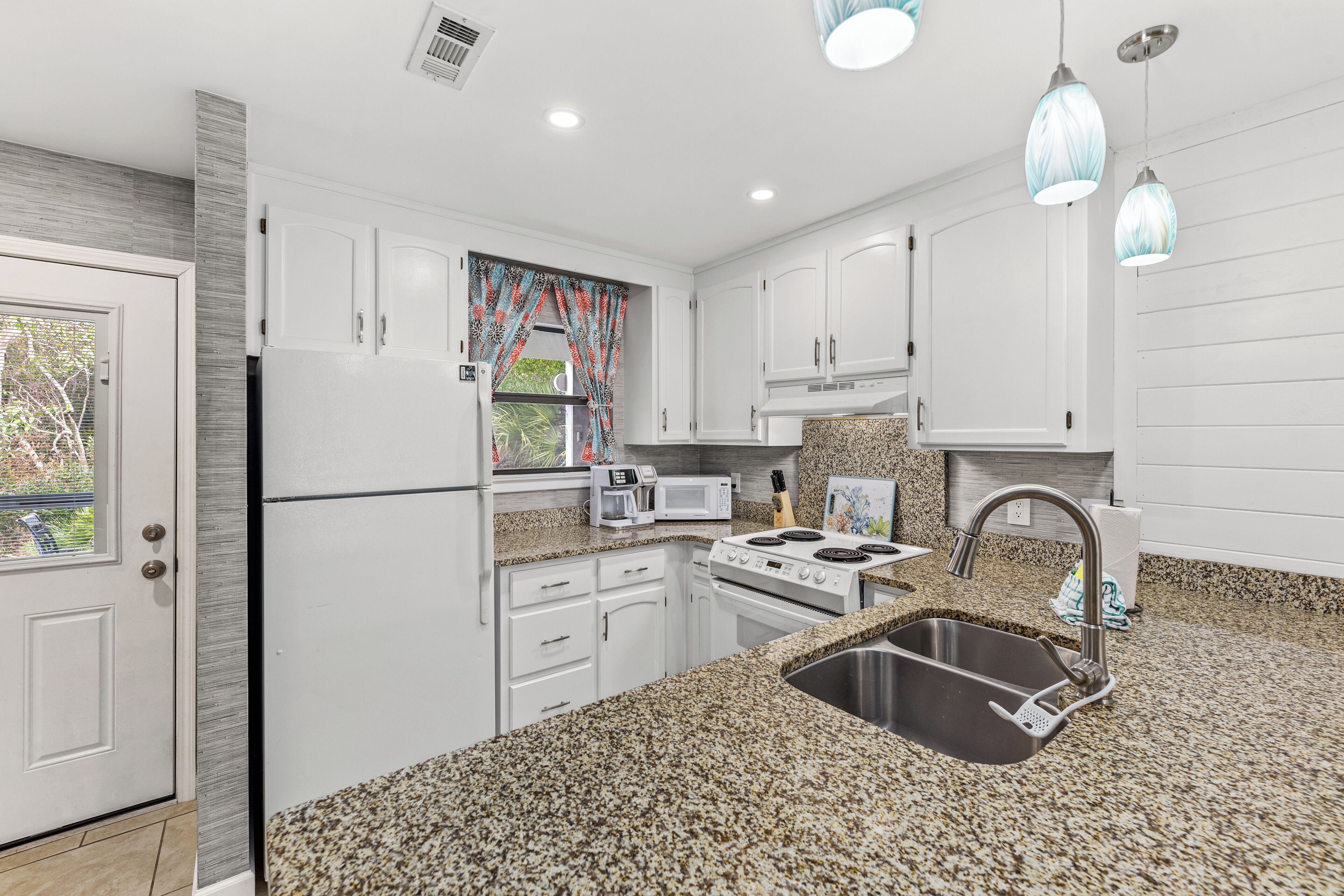 House, Multiple Beds, Balcony | Private kitchen | Fridge, microwave, oven, stovetop