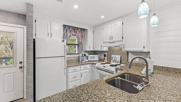 House, Multiple Beds, Balcony | Private kitchen | Fridge, microwave, oven, stovetop