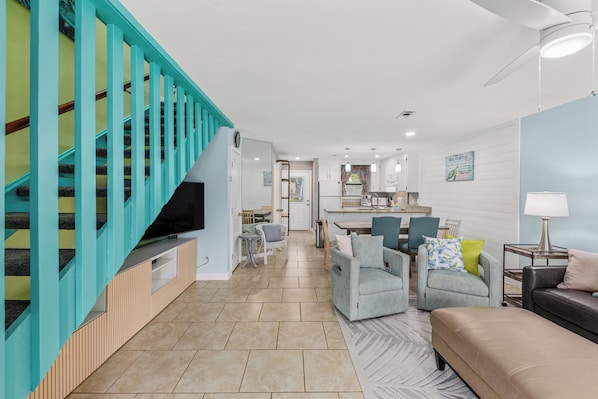 Living area - Short Walk to The Beach! Community Pool! Sleeps 6! (Panama City Beach)