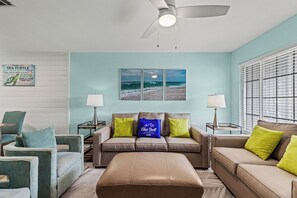 40-inch TV with cable channels - Short Walk to The Beach! Community Pool! Sleeps 6! (Panama City Beach)