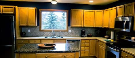 Townhome, 3 Bedrooms | Private kitchen | Fridge, oven, coffee/tea maker, toaster