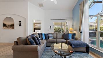 Villa, 4 chambres | Coin séjour | TV connectée