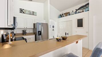 Refrigerador, horno, cafetera/tetera, tostadora