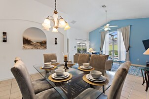 Villa, 4 Bedrooms | Dining