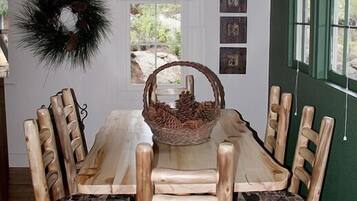 Cabin, 3 Bedrooms | Dining