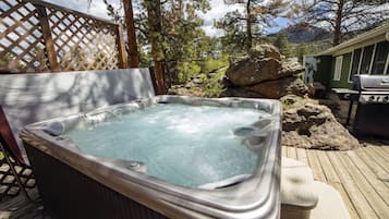 Cabin, 3 Bedrooms | Private spa tub