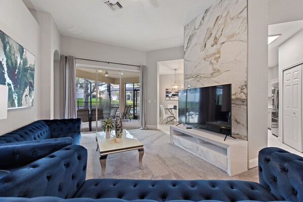 Villa, 4 Schlafzimmer | Wohnbereich | Smart-TV