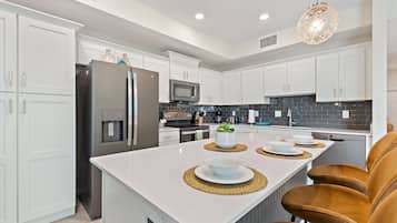 Apartment, 2 Schlafzimmer | Eigene Küche | Kühlschrank, Ofen, Wasserkocher mit Kaffee-/Teezubehör, Toaster