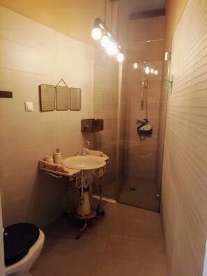 Bathroom - Stunning 2-bed House in Beautiful Area of Lisboa (Lisbon)