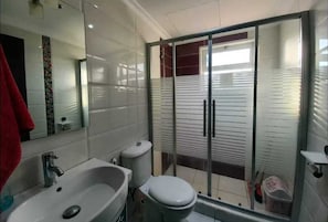 Bruser, hårtørrer, bidet, håndklæder