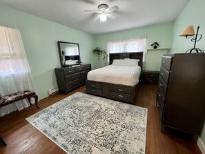 Room - Cozy Creek Side Mountain Home (Round Top)