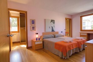 4 habitaciones, tabla de planchar con plancha y cuna de viaje 