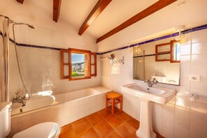 Combined shower/tub, hair dryer, bidet, towels