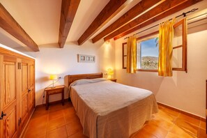 3 bedrooms, iron/ironing board, travel crib, free WiFi - Detached Family Villa, A/C, Private Pool & Mountain Views, just 10 mins walk to Old Town Pollenca! (Pollença)