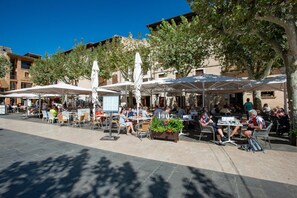 Outdoor dining - Detached Family Villa, A/C, Private Pool & Mountain Views, just 10 mins walk to Old Town Pollenca! (Pollença)
