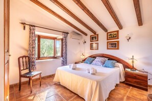 4 bedrooms, iron/ironing board, travel cot, free WiFi