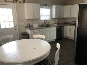 Jääkaappi, mikroaaltouuni, uuni, liesi