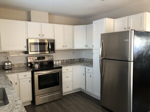 Jääkaappi, mikroaaltouuni, uuni, liesi