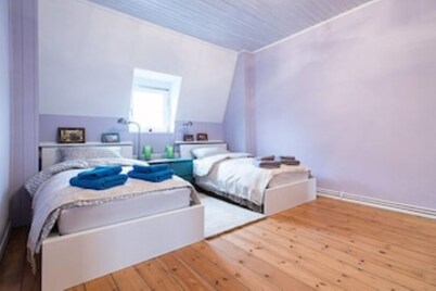 Excusive old building DG 80m² center within walking distance, 2 bedrooms, fireplace, XXL sofa