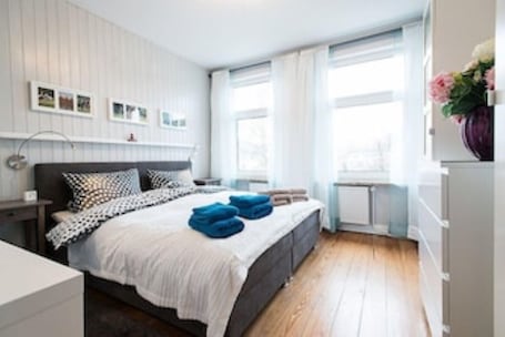 2 bedrooms, WiFi. Excusive old building DG 80m² center within walking distance, 2 bedrooms, fireplace, XXL sofa