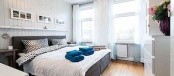 Excusive old building DG 80m² center within walking distance, 2 bedrooms, fireplace, XXL sofa