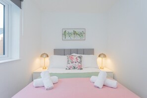 2 chambres, bureau, fer et planche à repasser, lit de bébé portatif