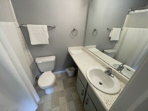 Regadera, toallas, jabón 