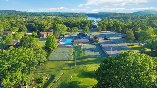 Ilmakuva asuinalueesta, jossa on uima-allas, tenniskenttiä ja golfkenttä.