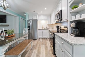 Réfrigérateur, four à micro-ondes, un four, surface de cuisson