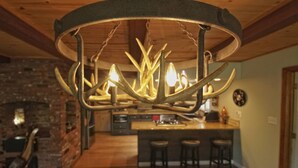 Une cuisine moderne dotée d’un îlot central, de tabourets de bar et d’un mur en briques au style rustique.
