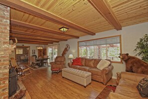 TV connectée, cheminée, lecteur de DVD, chaîne hi-fi