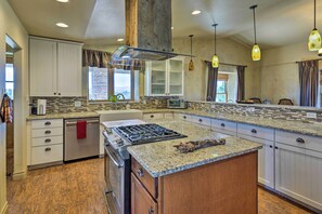 Fridge, microwave, stovetop, dishwasher - Beulah Home w/ Wraparound Porch & Mtn Views (Beulah)