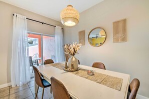 Dining - 5 Mi to Disney: Paradise Palms Retreat w/ Lanai (Kissimmee)