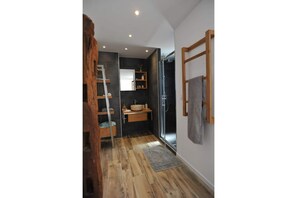 Een douche, een haardroger, handdoeken, zeep