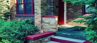 Cozy N Clean Brick Bungalow Dundee-  Best Porch Swing in the metro!