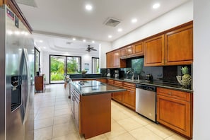 Frigorífico, microondas, horno y placa de cocina