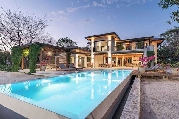 Outside view to the amazing Villa Solana!