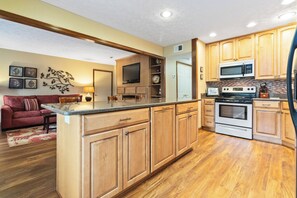 Geladeira, micro-ondas, fogão, cooktop
