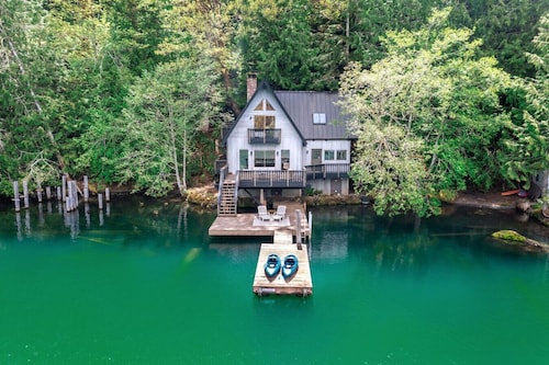 NEW-"Blue Haven" Iconic Lakefront 4 Season Retreat
