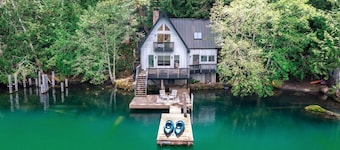NEW-"Blue Haven" Iconic Lakefront 4 Season Retreat