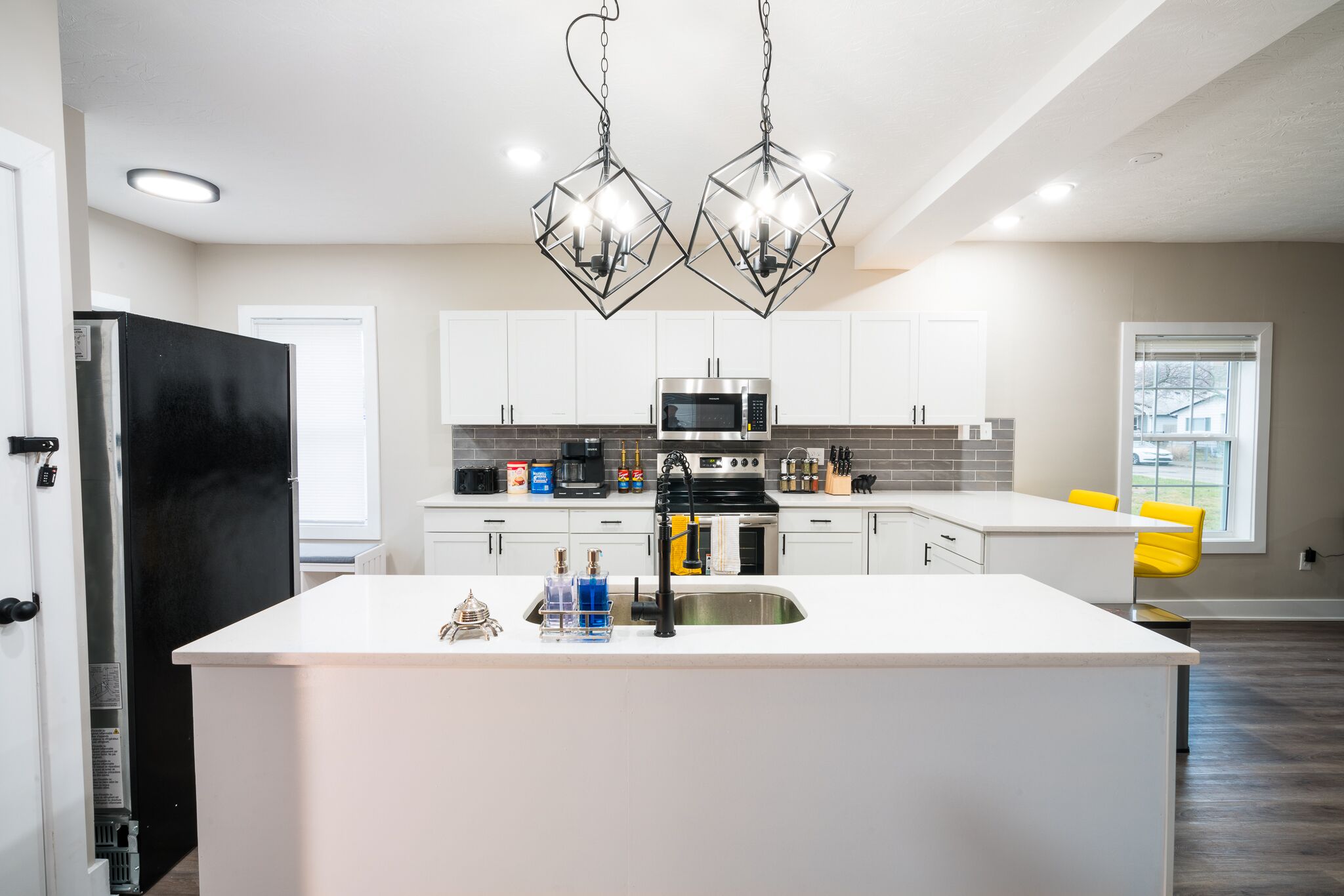 Refrigerador, microondas, horno y parrilla de estufa 