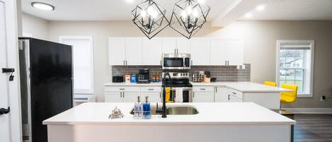 Frigorifero, microonde, forno, piano cottura