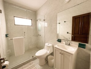 Een douche, een haardroger, handdoeken, toiletpapier