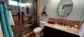 Dusche, Haartrockner, Handtücher, Seife
