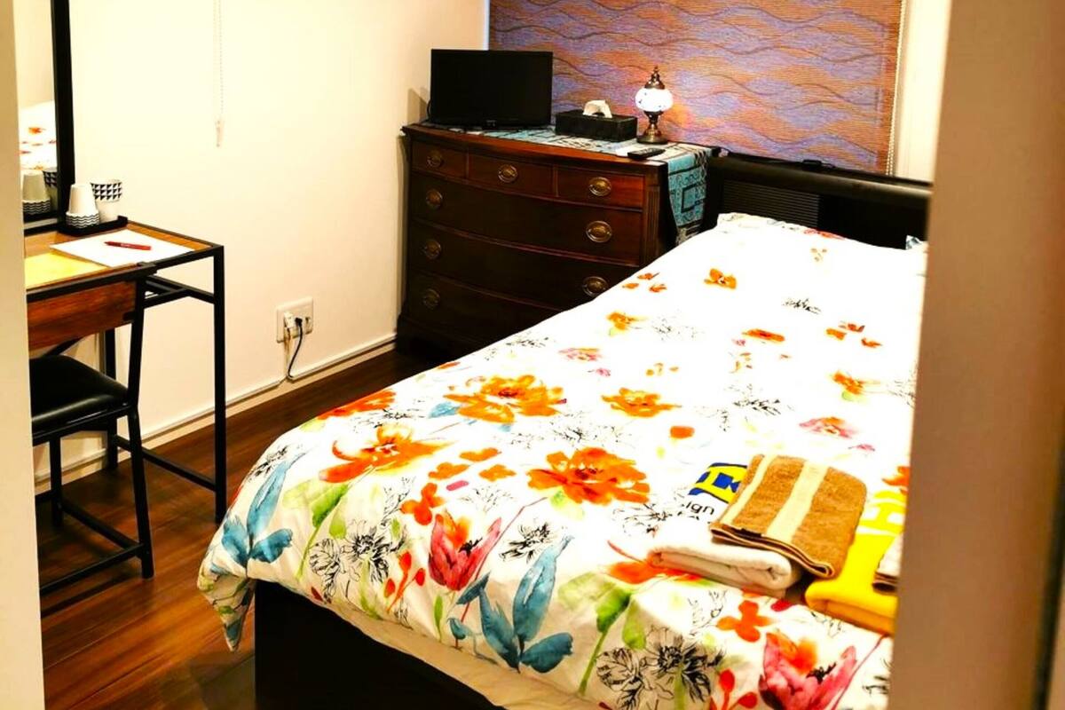 Basic Room | Desk, laptop workspace, free WiFi, individually decorated