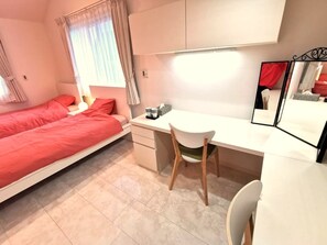 Comfort kamer, 2 slaapkamers, niet-roken | Individueel gedecoreerd, individueel gemeubileerd, een bureau