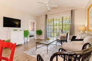 TV - Massive Waterfront Pool! Lakefront Condo Famous Barefoot Resort (North Myrtle Beach)